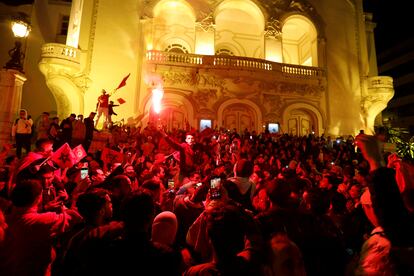 Aficionados en Túnez, tras la victoria de Marruecos ante Portugal.