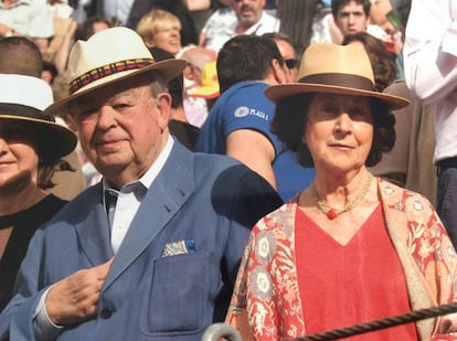 Antonio Álvarez Barrios y su esposa, María Corral, en una barrera de la plaza de Las Ventas.