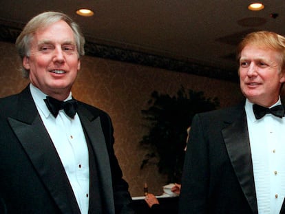 Robert Trump, a la izquierda, junto a su hermano en una gala de 1993.