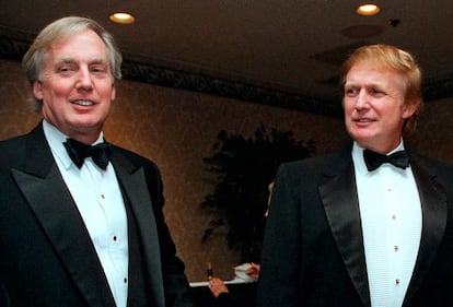 Robert Trump, a la izquierda, junto a su hermano en una gala de 1993.