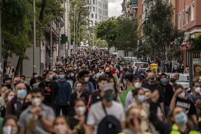 Vecinos de Vallecas, durante las protestas por los confinamientos selectivos en Madrid, este domingo.