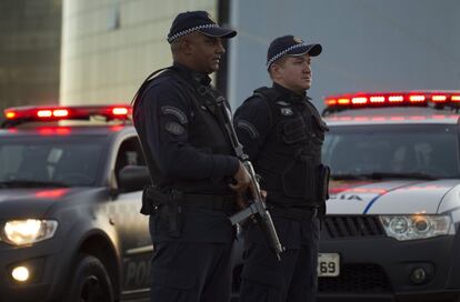 Policiais militares patrulham os arredores do Tribunal Superior Eleitoral no primeiro dia de julgamento da chapa Dilma-Temer