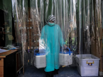 Un médico transporta vacunas contra el coronavirus en Bandung, en la isla indonesia de Java