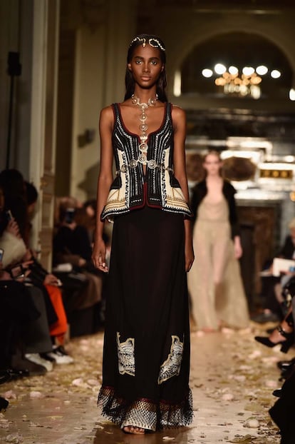 Valentino  : Runway &#8211; Paris Fashion Week &#8211; Haute Couture Spring Summer 2016