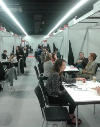 Muchas reuniones de la feria son la escenificación de lo acordado previamente por teléfono o e-mail.