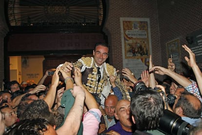Enrique Ponce sale a hombros entre la algarabía de los aficionados.