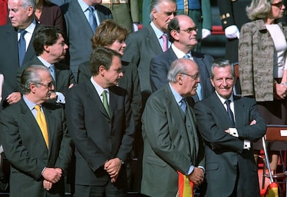 Desfile militar conmemorativo da Fiesta Nacional de España em Madrid o 12 de outubro de 2002. Na imagem, de esquerda a direita, Andrés Pastrana, José Luis Rodríguez Zapatero, Leopoldo Calvo-Sotelo y Adolfo Suárez.