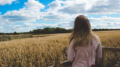 Una mujer contempla un campo de cultivos en Leamington, en Canadá.