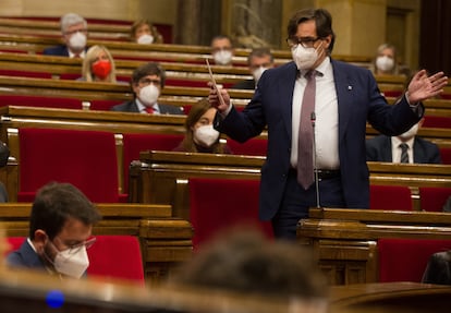 Salvador Illa y Pere Aragonès en el pleno del Parlament.