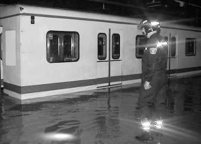 Un bombero observa la inundación registrada en los andenes de metro de Madrid de Antonio Machado, tras las fuertes lluvias caídas sobre la ciudad. 24/05/2004