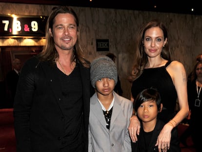 Brad Pitt y Angelina Jolie junto a dos de sus hijos, Maddox Jolie-Pitt y Pax Jolie-Pitt, en Londres, en 2013.
