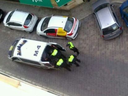 Momento en el que los agentes de la Policía Local introducen al detenido en el furgón.