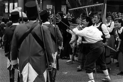 Representación del levantamiento contra las tropas francesas el Dos de Mayo de 1808 en Móstoles (Madrid), en la que participaron unos 250 actores, miembros en su mayoría de la peña El Desmadre, en 1997.