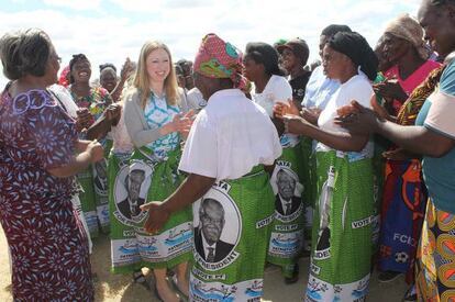 Chelsea Clinton, con las mujeres de Zambia que la recibieron junto a su padre, el pasado 2 de agosto.