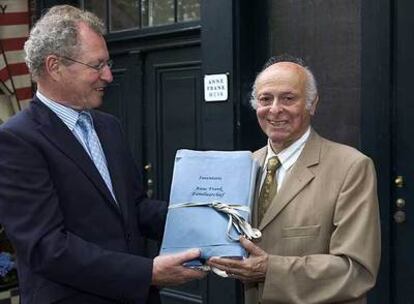 Buddy Elias, a la derecha, en una imagen de 2007, mientras recibe los archivos de la Fundación en Ámsterdam.