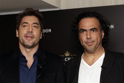 Javier Bardem y Alejandro González Iñárritu, director de <i>Biutiful</i>, posan ante los fotógrafos.