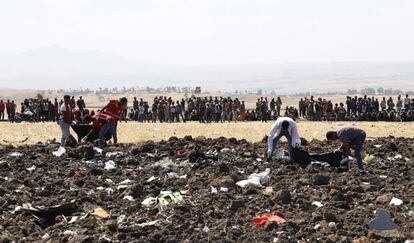 También han enviado sus condolencias el presidente de Kenia, Uhuru Kenyatta, y el presidente de la Comisión de la Unión Africana, Moussa Faki Mahamat. En la imagen, personal de rescate trabaja en la zona del suceso.