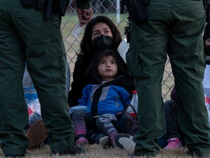Familias migrantes originarias de Centro América se entregan el pasado 2 de abril a la patrulla fronteriza en La Joya, Texas.