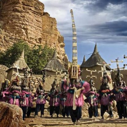 Al pie de la falla de Bandiágara (Mali) desde hace siglos los varones dogón bailan enmascarados durante el festival de la siembra