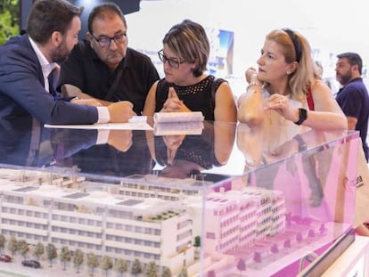 Asistentes a una feria inmobiliaria en Madrid, el pasado junio. 