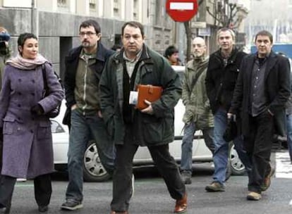 Arnaldo Otegi, Pernando Barrena y Juan José Petrikorena, dirigentes de la ilegalizada Batasuna, acuden al Tribunal Superior de Justicia del País Vasco, acompañados por la abogada Jone Goirizelaia.
