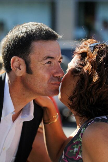 Tomás Gómez besa a una simpatizante en Fuenlabrada.