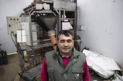 El empresario Francisco López, junto a la maquinaria de envasado de patatas que compró justo antes de la prohibición.