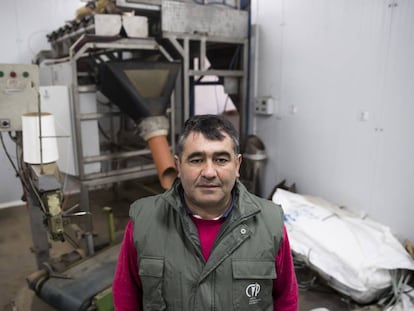 El empresario Francisco López, junto a la maquinaria de envasado de patatas que compró justo antes de la prohibición.