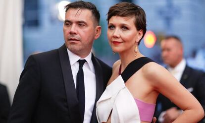 Maggie Gyllenhaal e Roland Mouret na festa do MET.