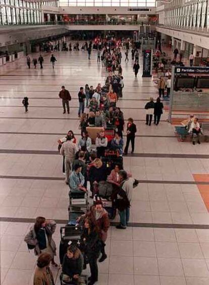 Cola de pasajeros en el aeropuerto de Ezeiza, en una imagen de archivo.