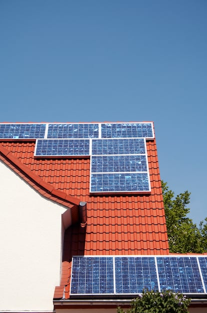 Instalación de paneles solares en el tejado de una vivienda.