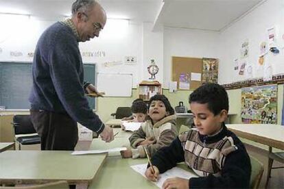 Un profesor  de enseñanza primaria da clase en un colegio público de Vitoria.