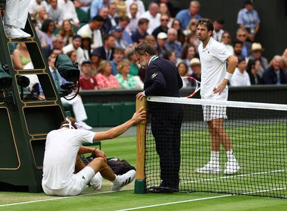 Zverev, sobre el césped tras sufrir una dura caída.