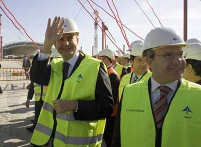 José Luis Rodríguez Zapatero y José Montilla, ayer en el aeropuerto de El Prat.