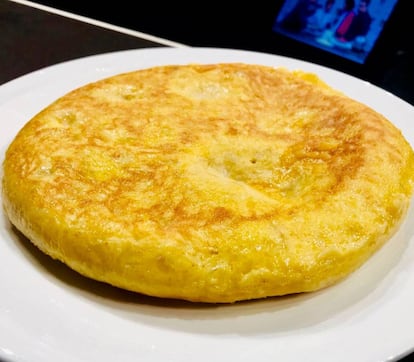 TORTILLA DE IRENE IBÁÑEZ Y SU HIJO ÓSCAR DEL ASADOR TAHITÍ / CAPEL 