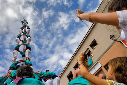 A la capital del Alto Penedès se la conoce por el cava y los castellers. Pinord. Pero quizá sea mejor recorrer el Camí del Vi, un sendero interpretativo con una duración de tres horas por los viñedos que muestra el ciclo de la viña, el sistema de poda, los distintos tipos de uvas y los diferentes modos de elaboración de los vinos y cavas. <br><br> Además, Vilafranca —junto con la localidad tarraconense de Valls, a 45 kilómetros de distancia— es villa castellera por excelencia, con tres ‘colles castelleres’ que compiten sanamente entre sí en la fiesta mayor, entre el 29 de agosto y el 2 de septiembre. Ver cómo se apoyan unos en otros para tocar el cielo deja boquiabierto a cualquiera. Los buenos gastrónomos no deben de irse sin probar el 'gall negre' (gallo negro), un ave autóctona del Penedès que puede degustarse en los restaurantes locales y que muchos compran para Navidad en una feria muy particular, la Fira del Gall, un mercado con más de 350 años de historia que se celebra antes de las fiestas.