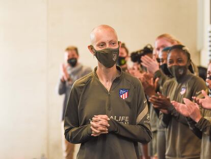 Virginia Torrecilla recibe la ovación de sus compañeras a su llegada al gimnasio del Centro Deportivo Wanda de Alcalá de Henares