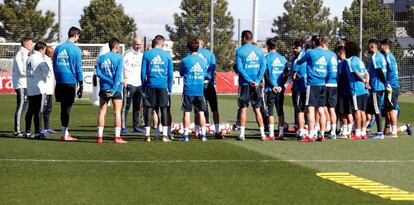 Zidane habla a plantilla durante su primer entrenamiento con el Madrid.