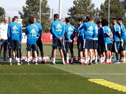 Zidane habla a plantilla durante su primer entrenamiento con el Madrid.