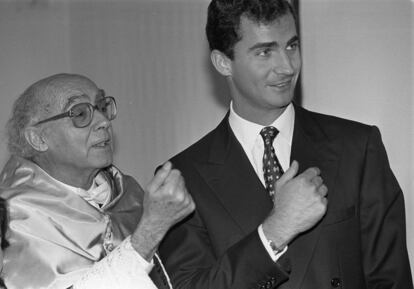 El escritor José Saramago junta al príncipe Felipe, durante su investidura como Doctor honoris causa por la Universidad de Castilla-La Mancha en 1997.