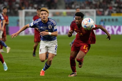 Ritsu Doan, izquierda, peleando un balón con el español  Alejandro Balde.