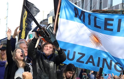 Carolina Píparo junto a Milei, el 25 de septiembre, en una caravana de campaña.