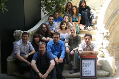 Algunos de los protagonistas de la novela 'Voces para un blues negro'. Al lado del cartel, Javier Giner, editor jefe, y a la izquierda con camiseta azul, Xavi Bru, responsable del proyecto.