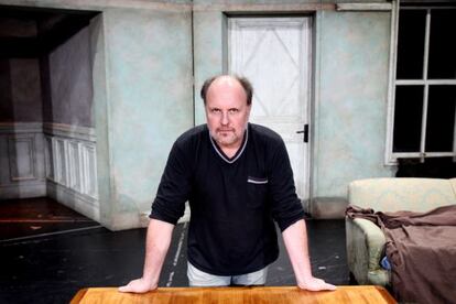 El director y dramaturgo Daniel Veronese en el decorado de la obra 'Los hijos dormidos', en el Matadero de Madrid, en 2012.
