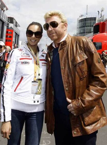El ex tenista alemán Boris Becker, de 41 años, y su esposa, Lilly, no han querido perderse el Gran Premio de la Fórmula 1 disputado este domingo en la pista de Nuerburgring. (Texto: REUTERS)