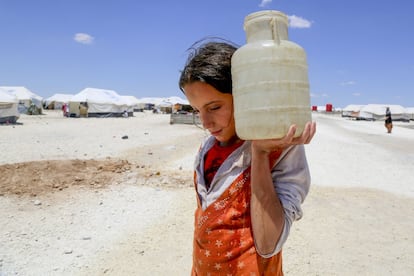 Más de ocho años de conflicto en Siria han sometido la población a largas y a veces deliberadas interrupciones del aprovisionamiento de agua. Horriya, de 12 años, transporta un bidón de agua en el campo de desplazados internos de Ain Issa, 50 kilómetros al norte de Raqqa. Desde noviembre de 2016, más de 100.000 personas han abandonado sus hogares como consecuencia de la violencia y viven en refugios temporáneos con limitado acceso a los servicios de agua y saneamiento.