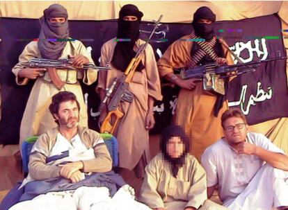 De izquierda a derecha, Albert Vilalta, herido en la pierna izquierda, Alicia Gámez, con el rostro difuminado, y Roque Pascual, cooperantes españoles secuestrados en Mauritania por terroristas de Al Qaeda del Magreb Islámico (AQMI), en una imagen sin fechar junto a sus captores.