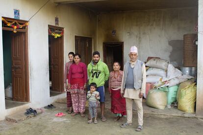 La familia de Madhav Prasad vive del arroz, que necesita más agua y para el que usan bombeo eléctrico. Al granjero le sería imposible amortizar el precio de la 'bomba Barsha' con las ganancias de su huerta, con la que solo da para alimentar a los suyos. 