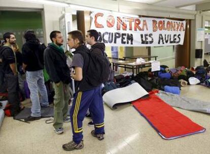 Decenas de alumnos ocuparon ayer la Facultad de Letras de la Universidad Autónoma de Barcelona.