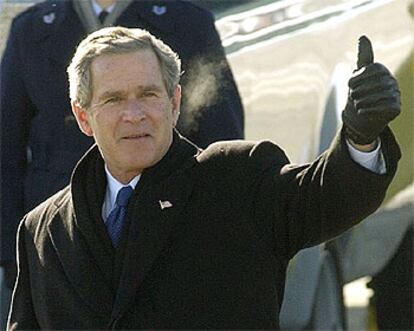 George W. Bush saluda a la prensa en el aeropuerto de Grand Rapids (Michigan) un día después de su discurso.